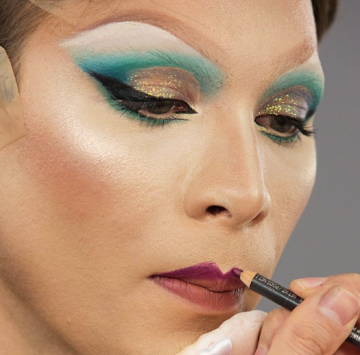 Miss Fame doing his lipstick technique with two triangles on the upper lip